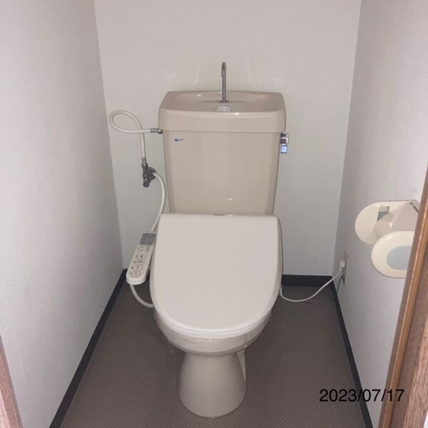 トイレ　※写真は同じマンションの違う部屋のものになります。