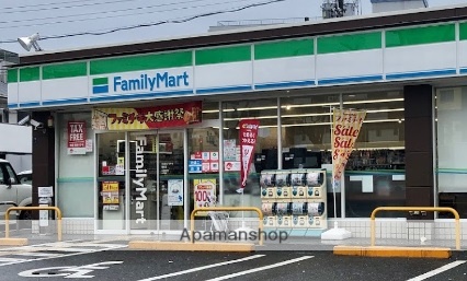 コンビニ　ファミリーマート（コンビニ）まで640m