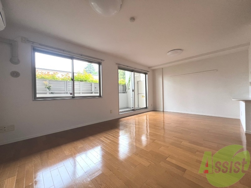 居室・リビング　南向きのお部屋でリビングにはしっかり日差しが入ります。
