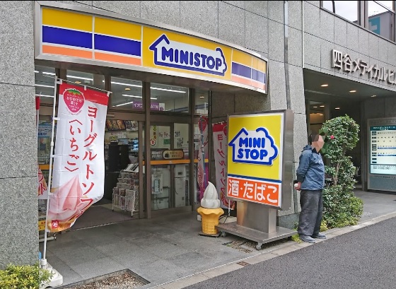 コンビニ　ミニストップ 新宿左門町店（コンビニ）まで225m