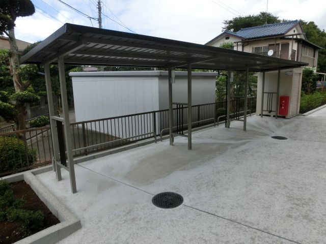 その他共有部分　屋根付きの駐輪場です。