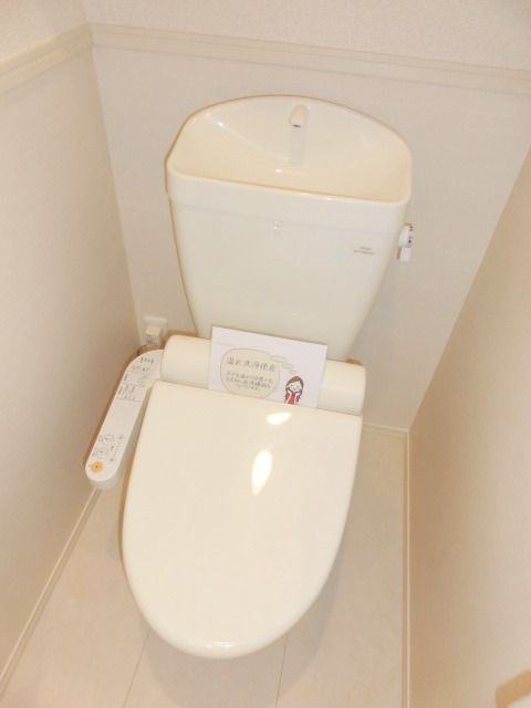 トイレ　温水洗浄便座付きのトイレ。