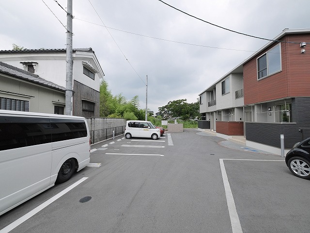駐車場　駐車場があるので、車を買う予定の方も安心です