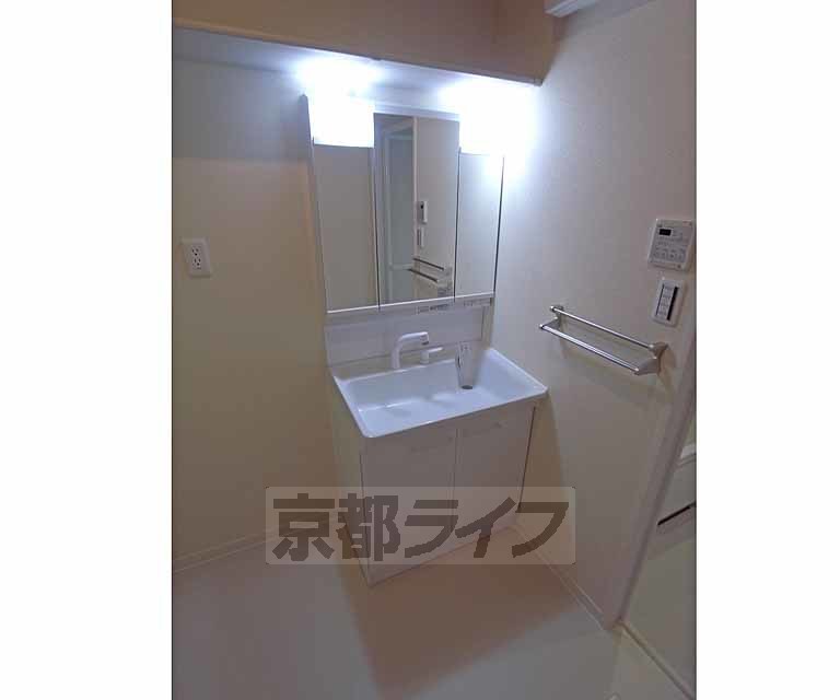 洗面設備　三面鏡になる洗面台