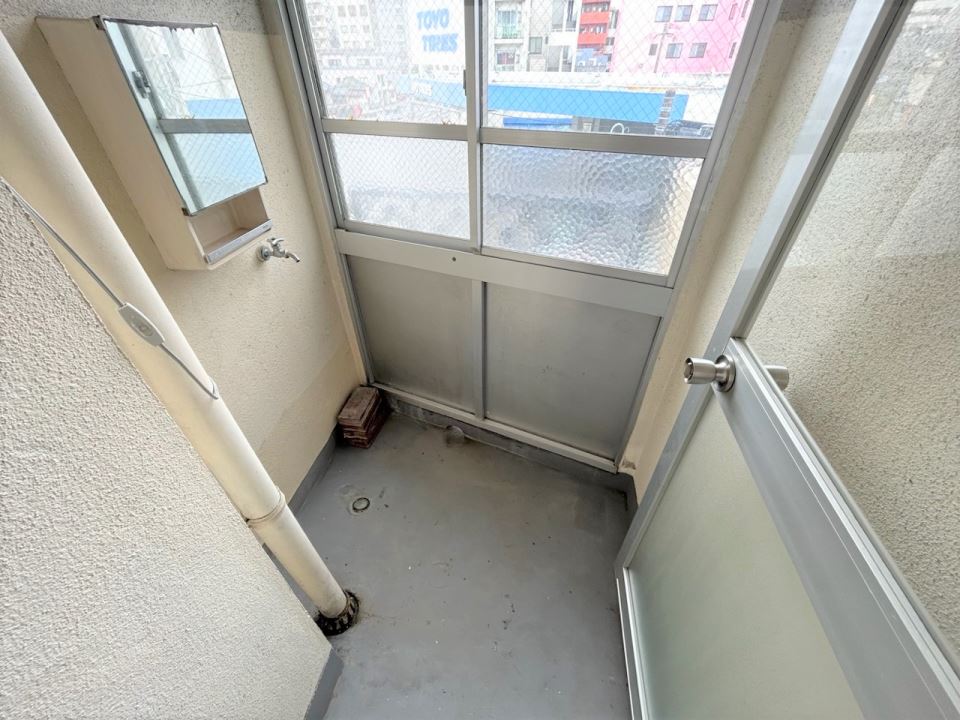 バルコニー　雨降っても問題ないですね。