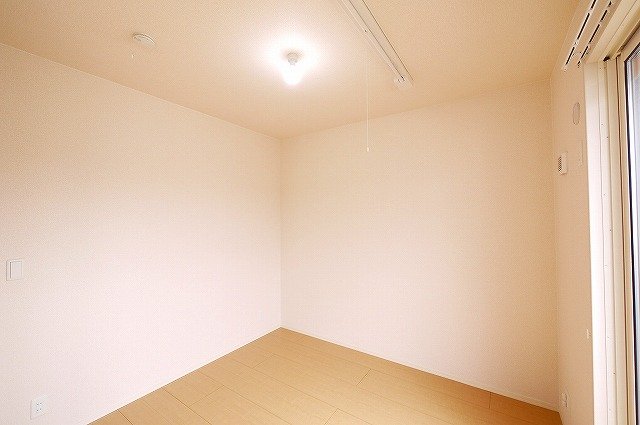 その他部屋・スペース　落ち着いて過ごせるお部屋なので、寝室にいかがでしょうか