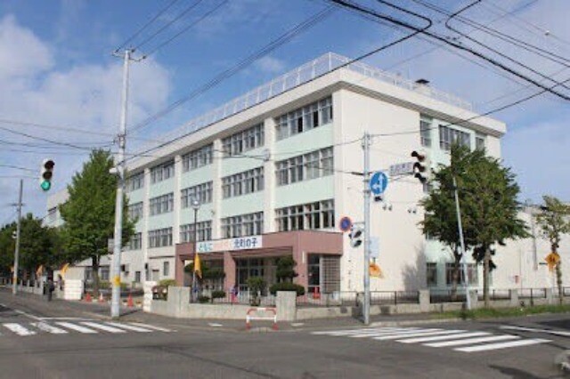 小学校　札幌市立元町小学校（小学校）まで241m
