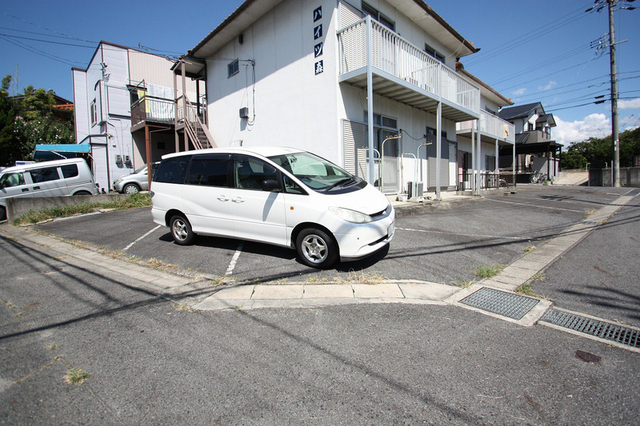 その他共有部分　駐車場は全部で八台分。