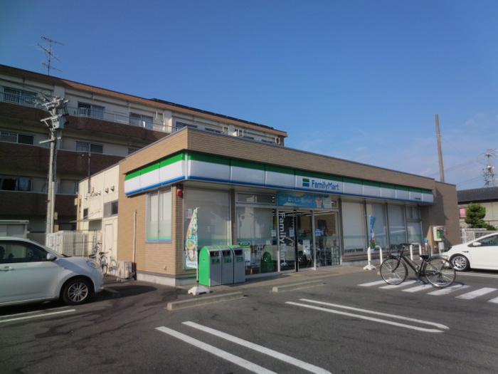 コンビニ　ファミリーマート（コンビニ）まで200m