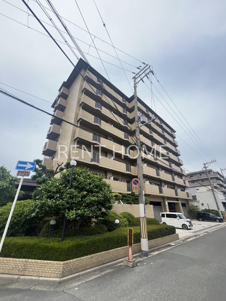 建物外観　鉄筋コンクリート造の8階建ての建物です。