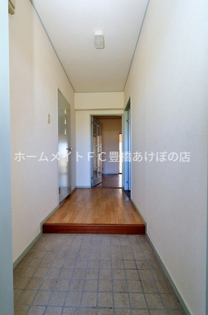 玄関　同型別部屋写真（反転）