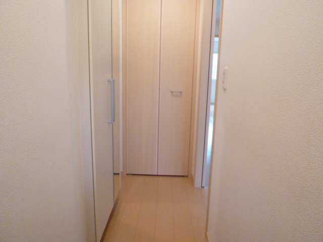 玄関　別タイプの部屋の写真です
