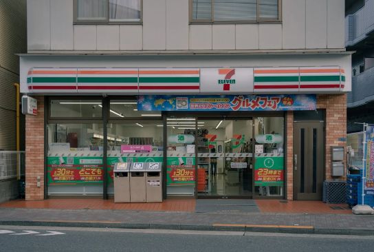 コンビニ　セブンイレブン大森東店（コンビニ）まで375m