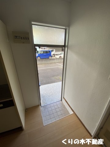 玄関　同タイプのお部屋です（現況を優先します）
