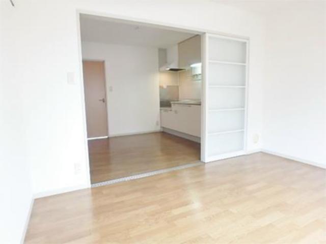 居室・リビング　キレイなフローリングのお部屋です