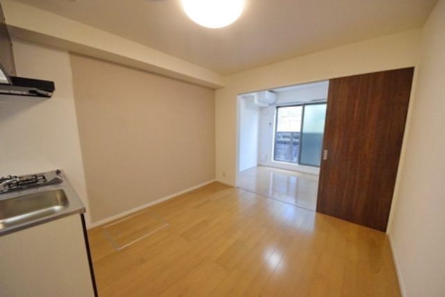 居室・リビング　照明付きのお部屋です