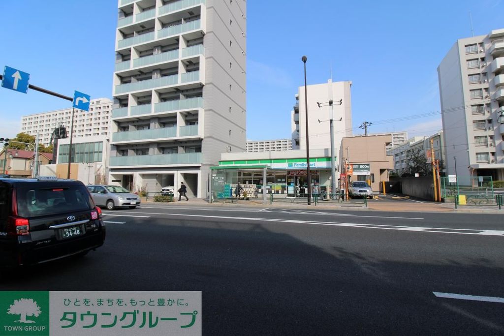 コンビニ　ファミリーマート（コンビニ）まで300m