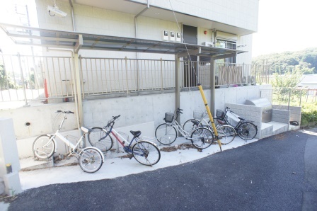 その他共有部分　雨の日でも安心して止められる屋根付の駐輪場です☆