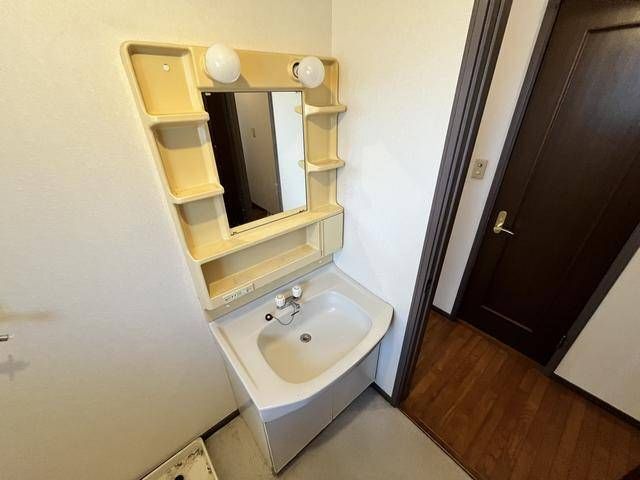 洗面設備　清掃前の写真になります