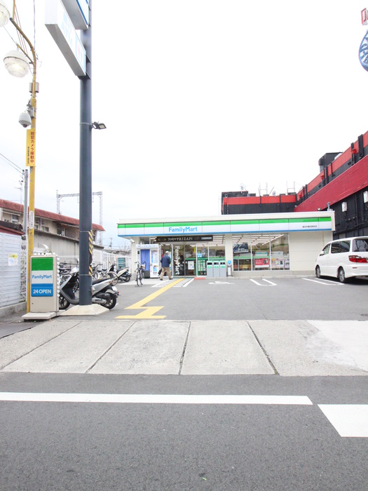 コンビニ　ファミリーマート（コンビニ）まで381m