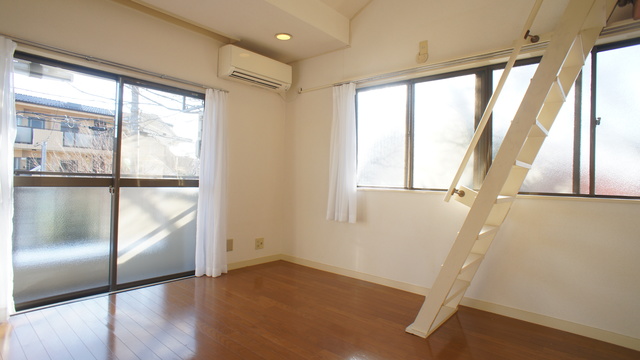 居室・リビング　２面採光なので、明るく風通しのよいお部屋です♪