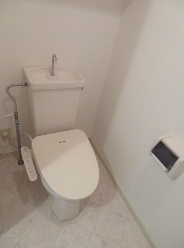 トイレ　落ち着いた色調のトイレです