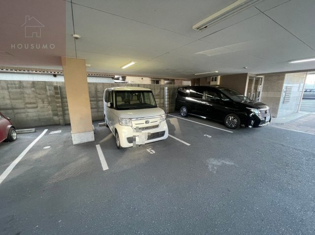 駐車場　清潔なロビーです