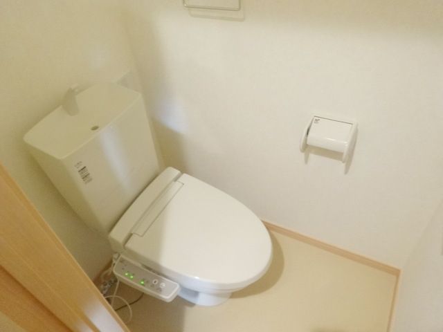 トイレ　同物件別部屋写真