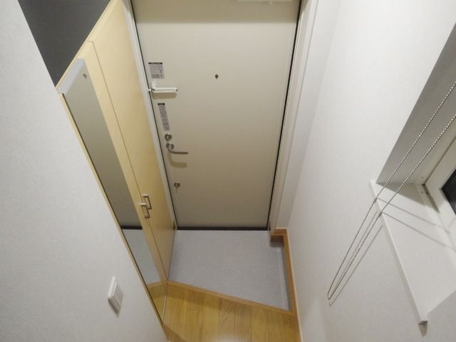玄関　同物件別部屋写真