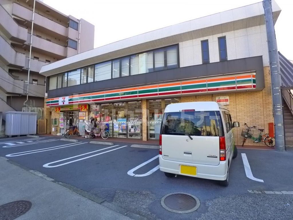 コンビニ　セブンイレブン本木店（コンビニ）まで300m