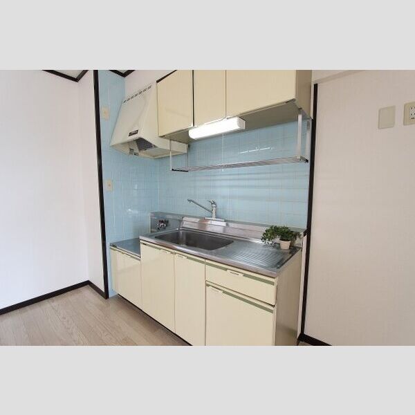 キッチン　室内写真は別部屋の写真です。