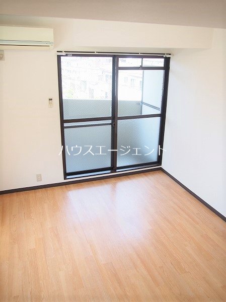 居室・リビング　明るいお部屋です。※別部屋参考写真