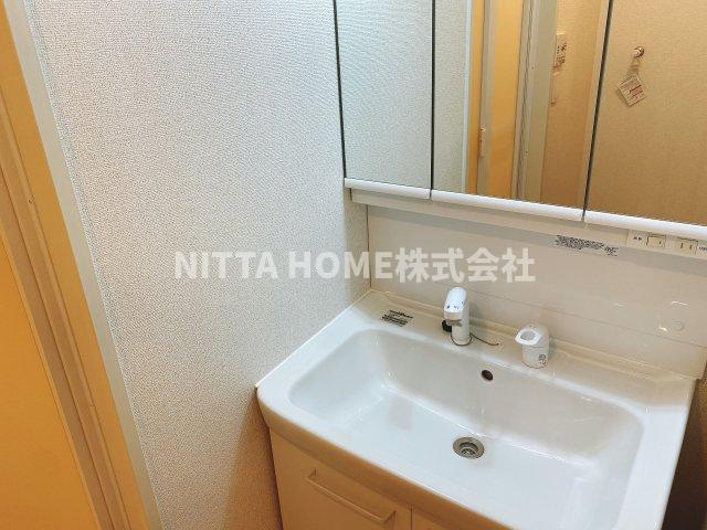 洗面設備　三面鏡のシャワー付き洗面台付き＊