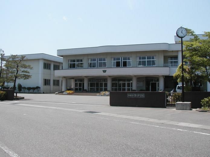 中学校　柏崎市立第三中学校（中学校）まで2017m
