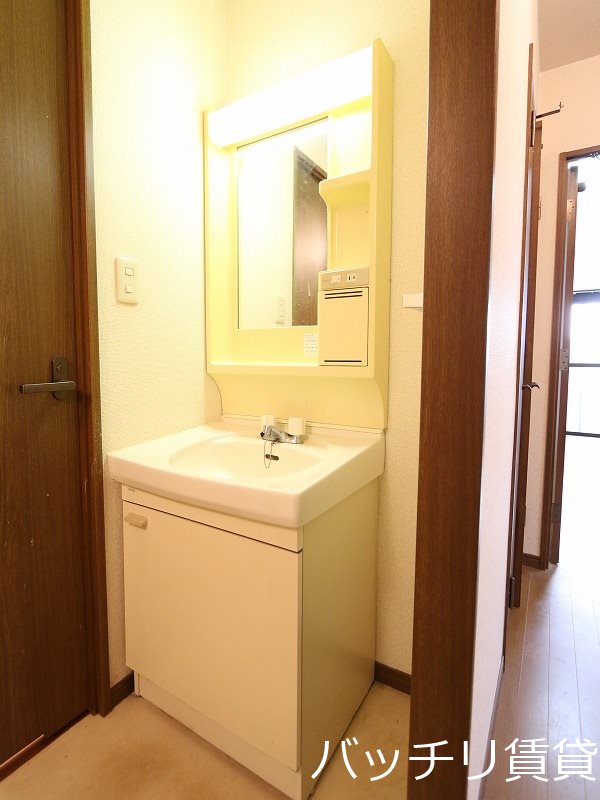 洗面設備　別部屋写真の為現況優先と致します。