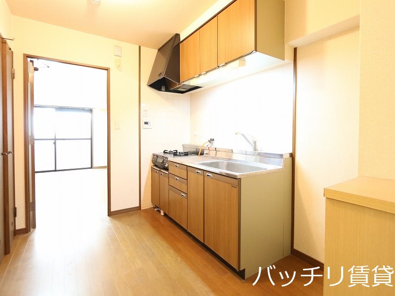 キッチン　別部屋写真の為現況優先と致します。