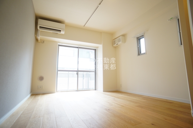 居室・リビング　南向きの２面採光♪明るく風通しのよいお部屋です☆
