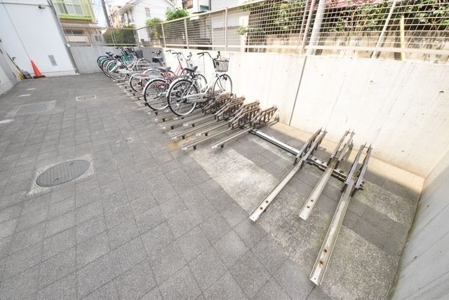 その他共有部分　♪駐輪スペース、レール可動式で出し入れ楽々♪