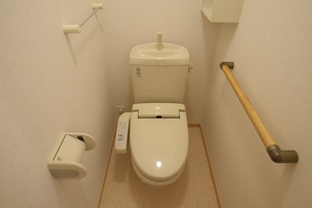 トイレ　温水洗浄便座付きのトイレです♪
