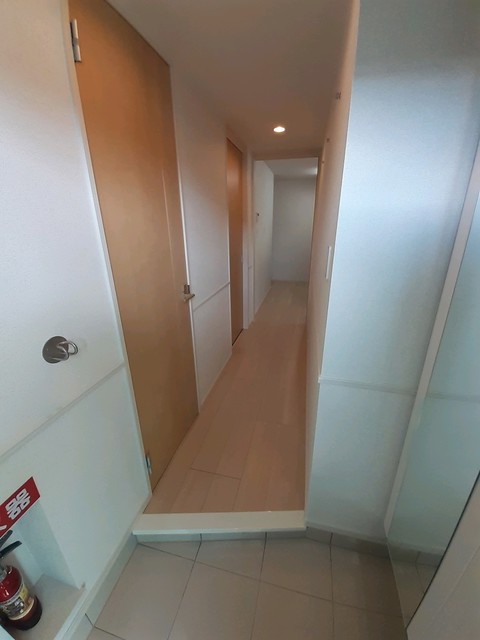 玄関　現在建設中の為、同じ施工会社の内装写真を添付しております（イ