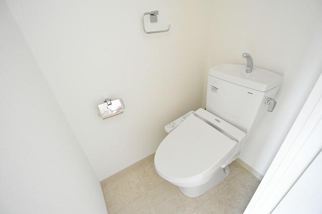 トイレ　温水洗浄便座付きのトイレです♪