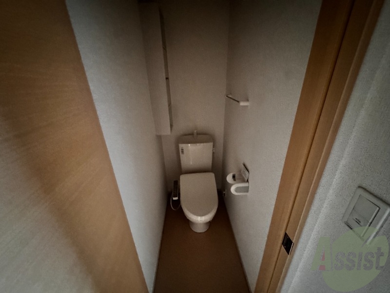 トイレ　収納棚つきの広いトイレは使い勝手が良さそうですね。