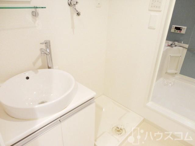 洗面設備　白を基調にしていますので清潔感たっぷりです。