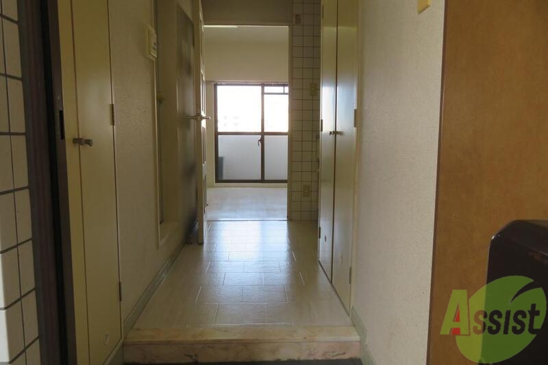玄関　白の廊下は閉鎖感がないので、スッキリした玄関です。