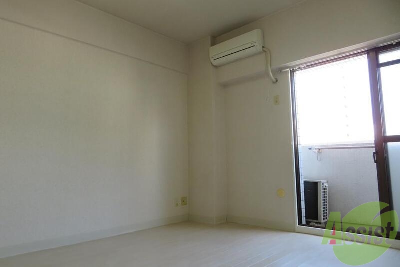 居室・リビング　白ベースのフローリングで部屋が明るく感じます。