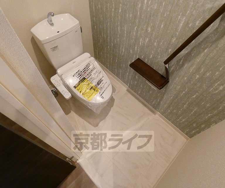 トイレ　清潔感のあるシャワートイレです