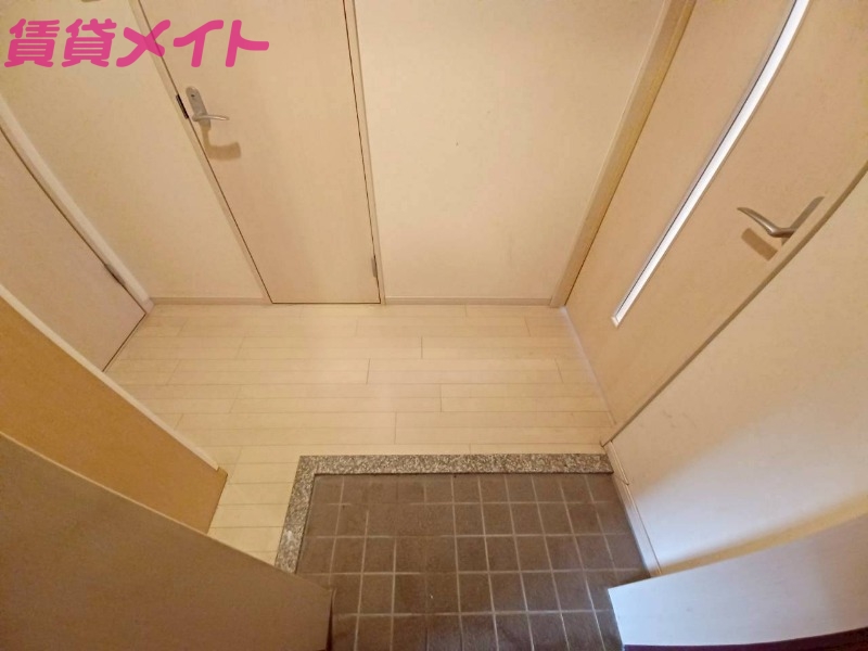 玄関　同物件別部屋の写真