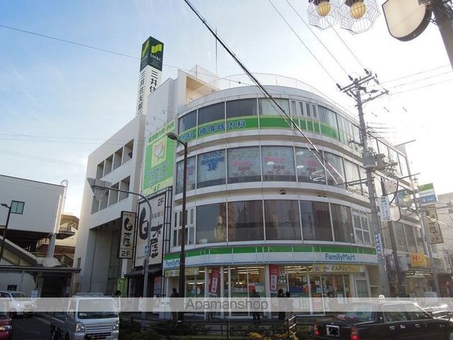 コンビニ　ファミリーマート（コンビニ）まで594m