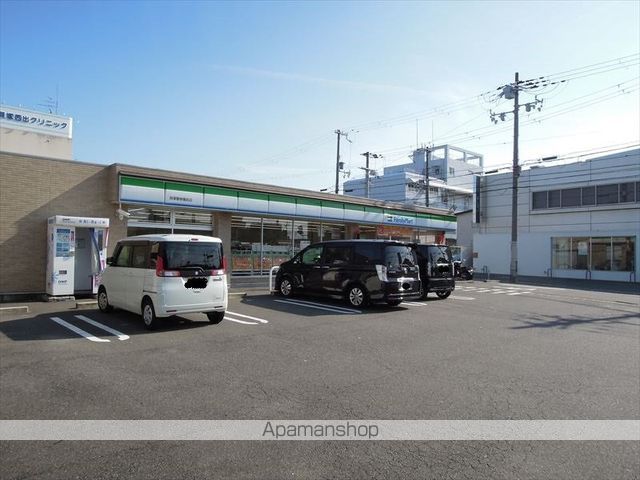 コンビニ　ファミリーマート（コンビニ）まで695m
