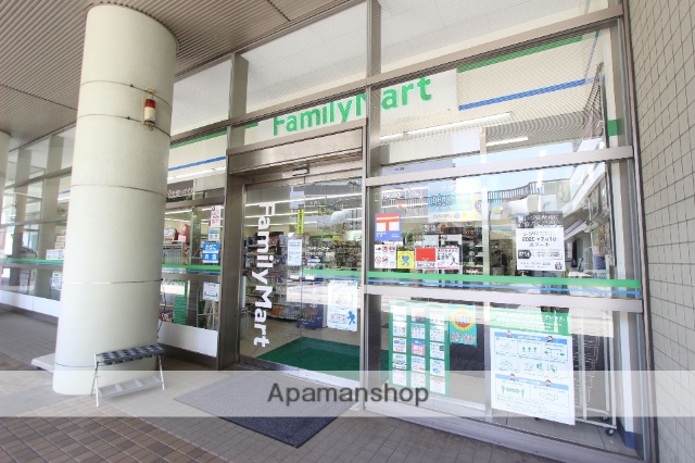 コンビニ　ファミリーマート（コンビニ）まで126m